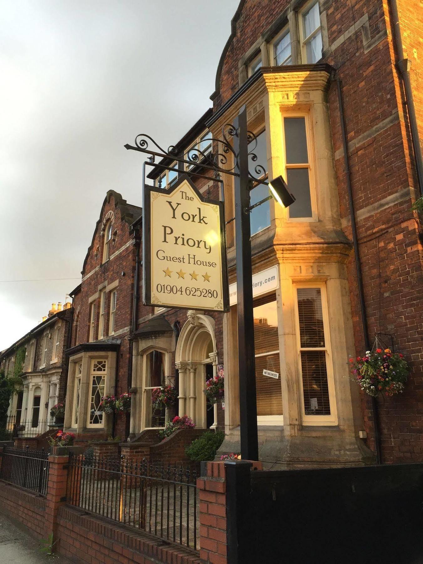 The York Priory Hotel Екстериор снимка